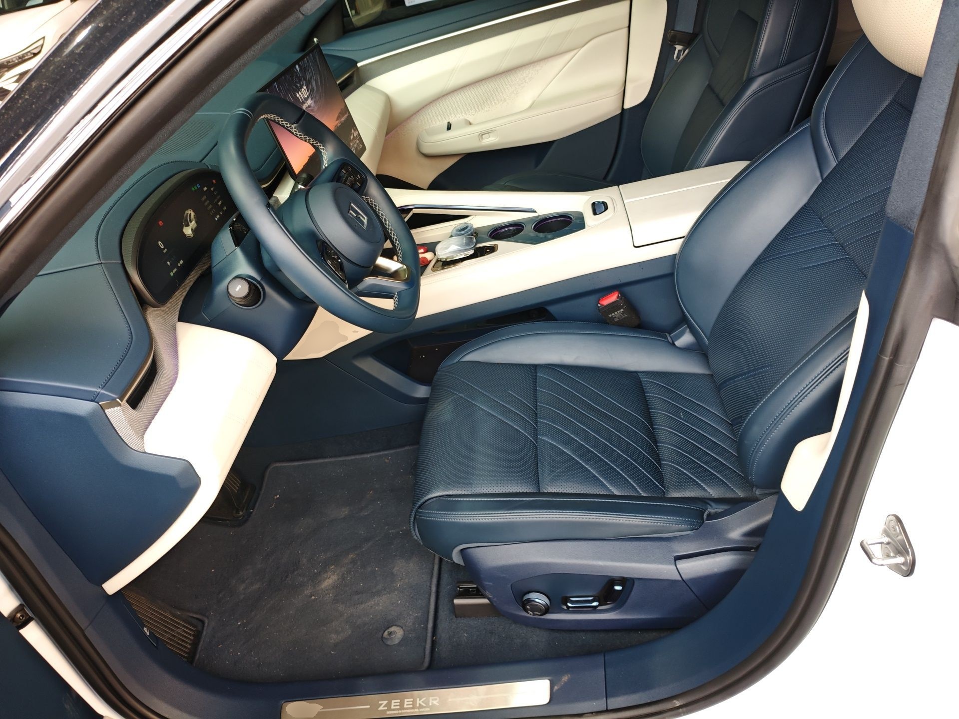 Переднее сиденье в автомобиле