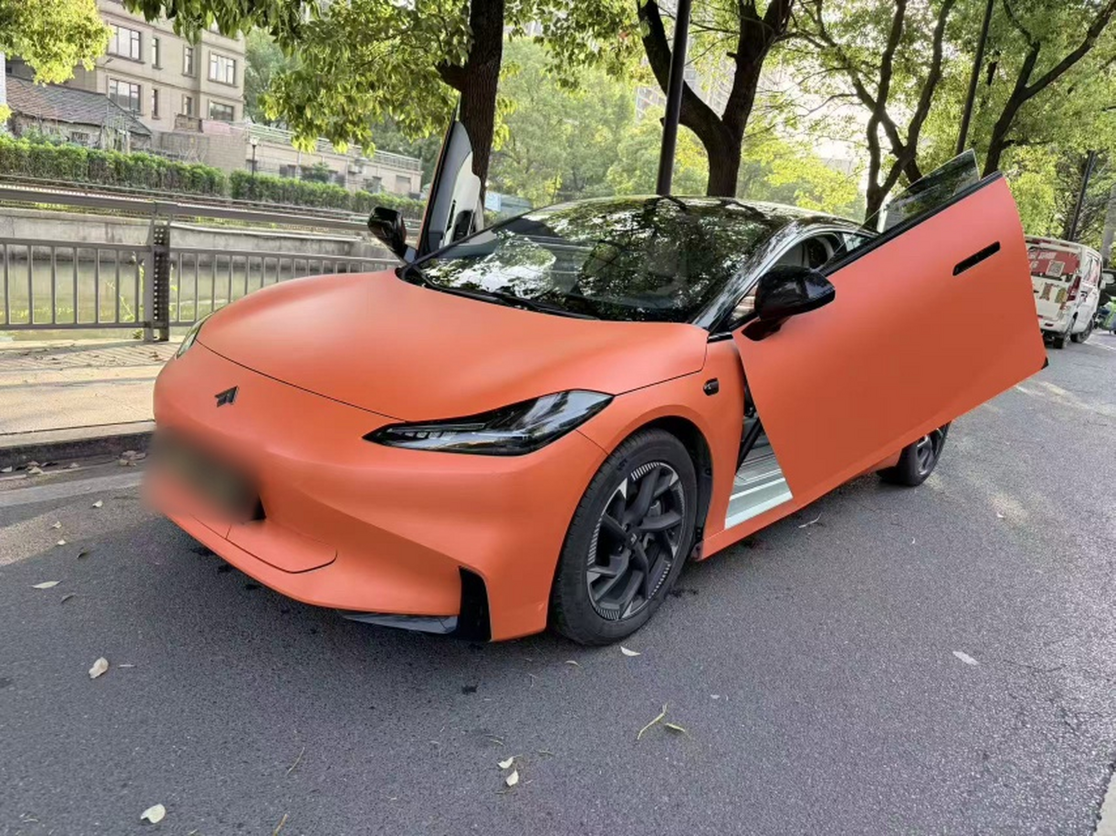 Под передней частью автомобиля