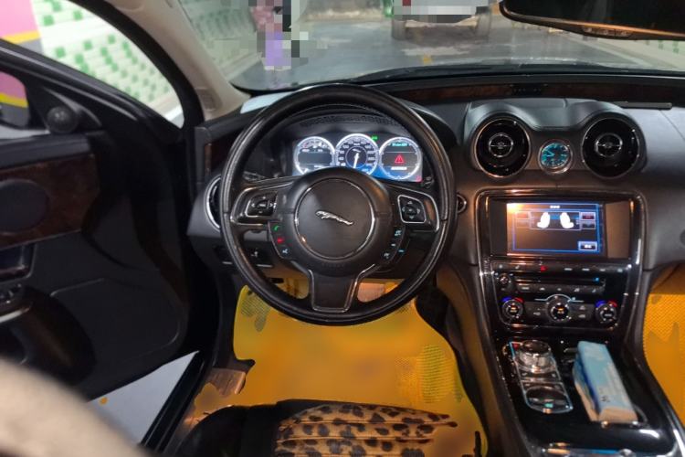 Used Jaguar XJ 2013 XJL 3.0 SC Panoramic Business Edition Steering Wheel