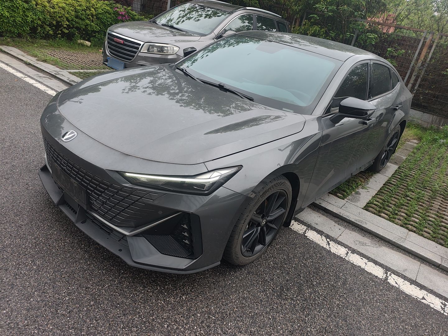 Под передней частью автомобиля