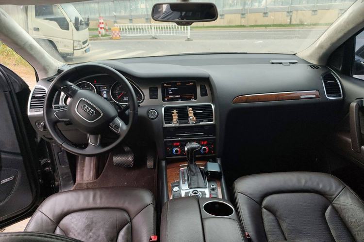 Used Audi Q7 2014 35 TFSI Sport Edition Center Console