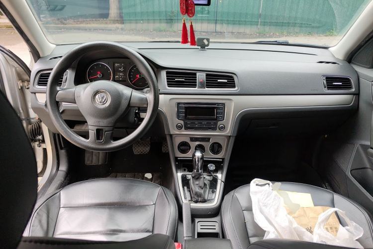 Used Volkswagen Lavida 2013 1.6L Automatic Comfort Edition Center Console