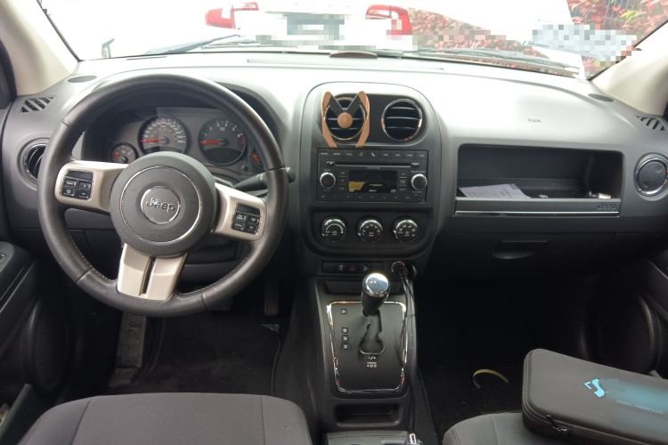 Used Jeep Compass 2011 2.4L four-wheel-drive sport version Center Console