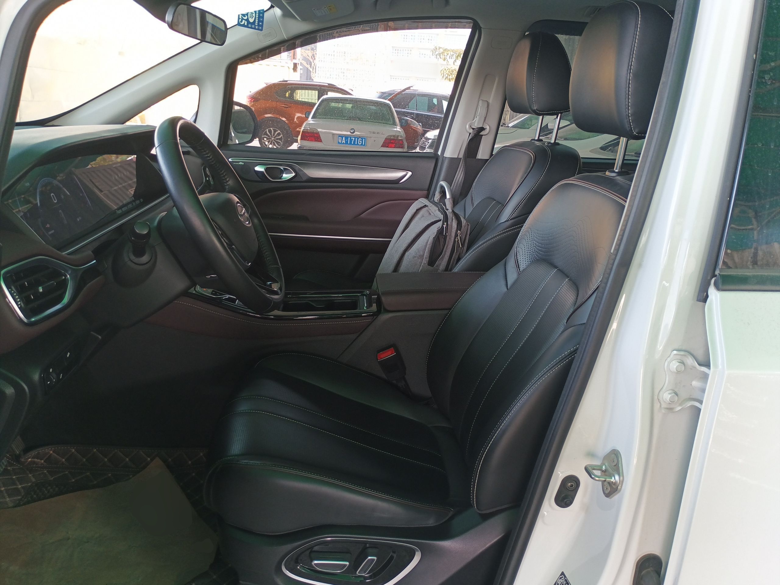 Переднее сиденье в автомобиле