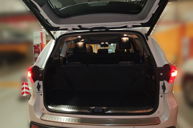 Used Toyota Highlander 2018 2.0T Four-Wheel Drive Supreme Edition 7-Seater China VI Trunk