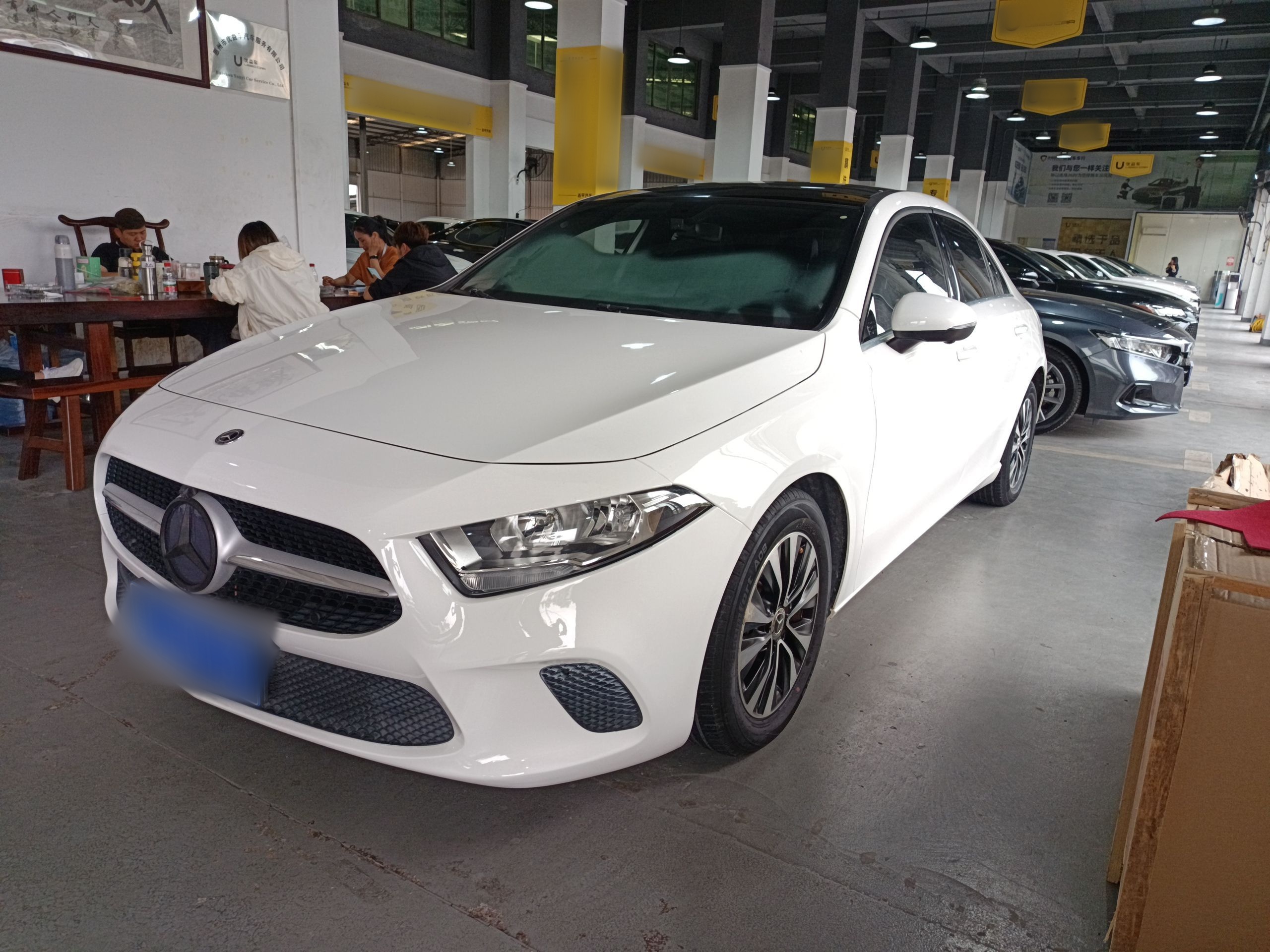 تحت مقدمة السيارة