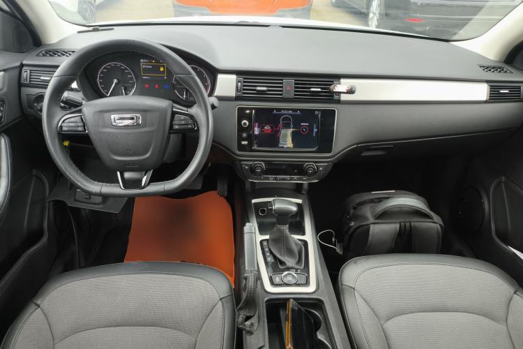 Used Qoros 3 2016 Urban SUV 1.6T Automatic Zhiyue Model Center Console