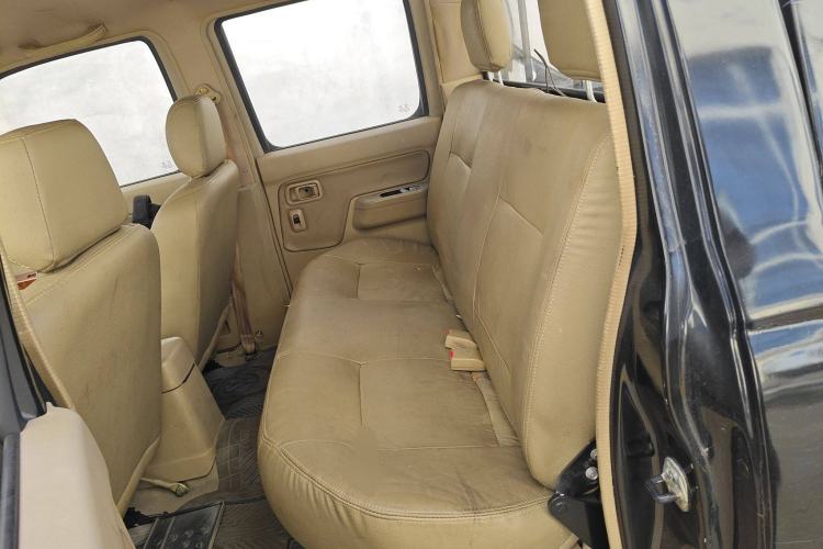 Used Nissan D22 2013 2.4L Gasoline Two-Wheel-Drive Premium Model