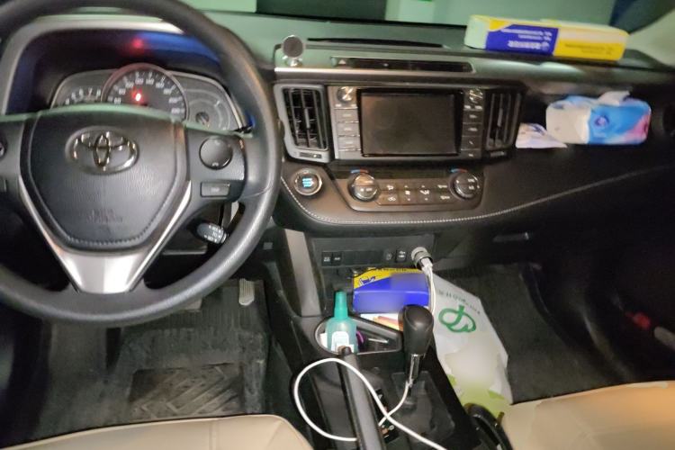 Used Toyota RAV4 2016 2.0L CVT Two-Wheel Drive Fashion Edition China V Standard
