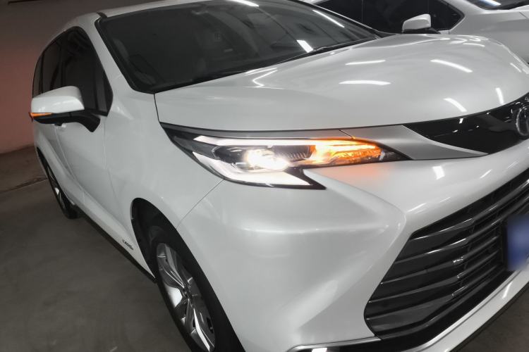 Used Toyota SIENNA 2023 2.5L Hybrid Luxury Edition Front Right 45 Deg