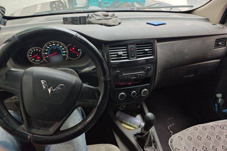 Used Wuling Rongguang V 2016 1.2L Standard Version
