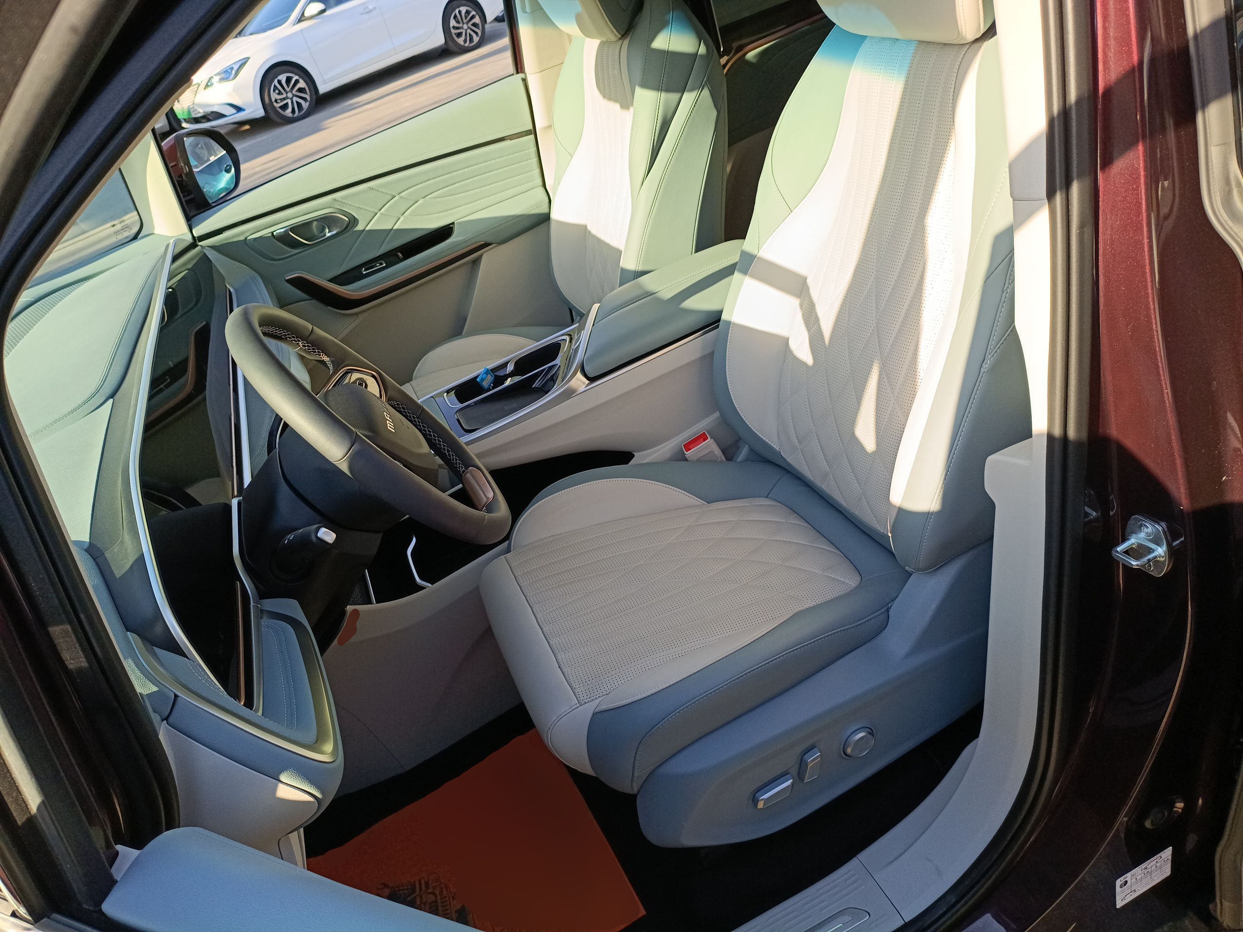 المقاعد الأمامية داخل السيارة