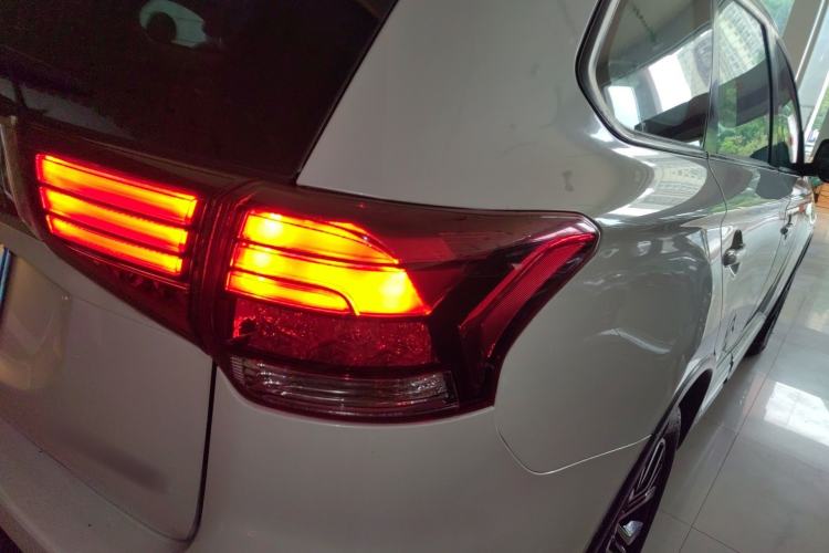 Used Mitsubishi Outlander 2018 2.0L Two-Wheel Drive Glory Edition 5 Seats Right Rear Taillight