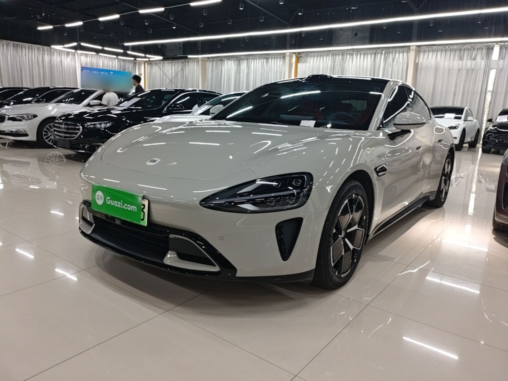 Unter der Vorderseite des Autos