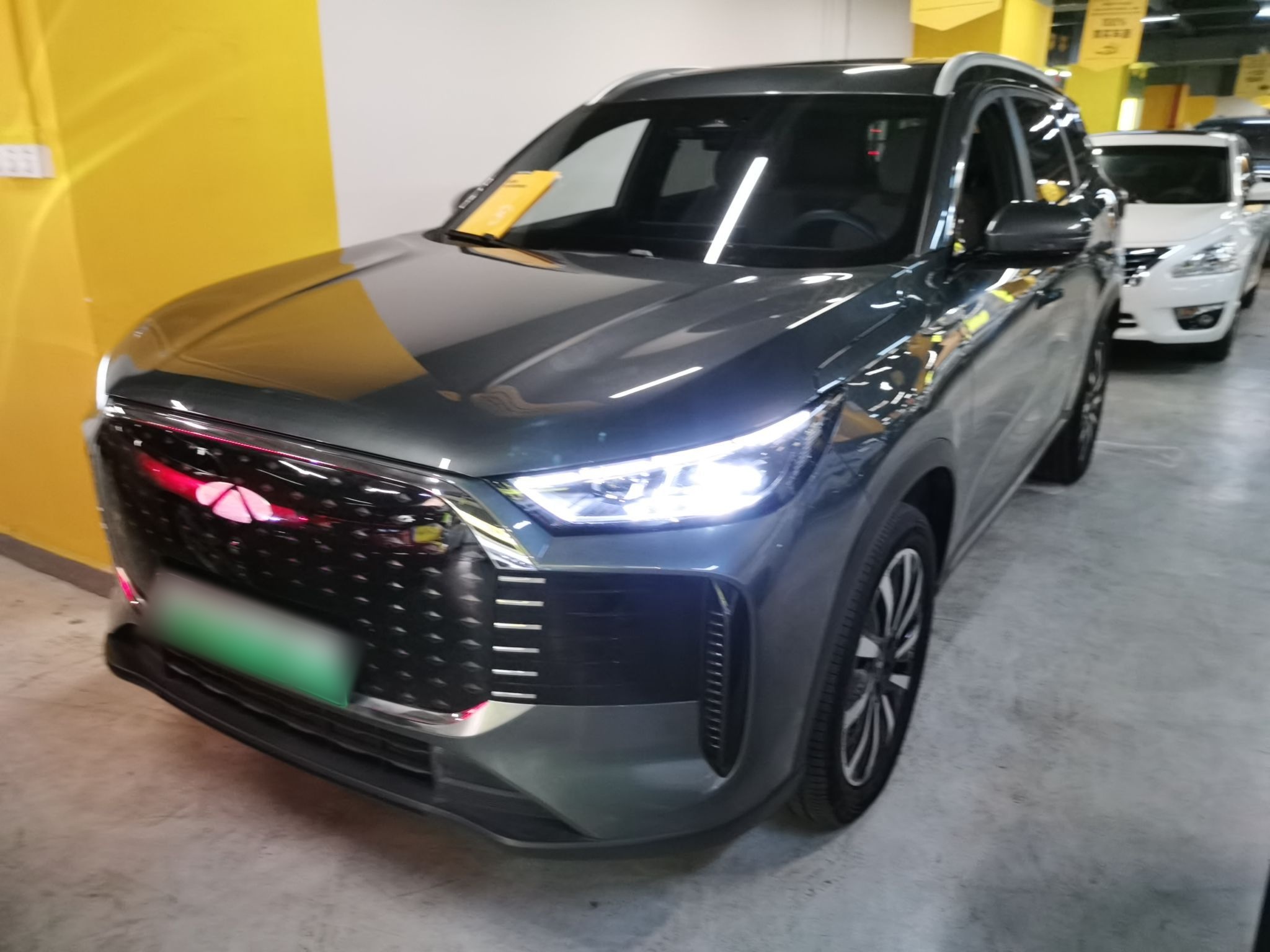 تحت مقدمة السيارة