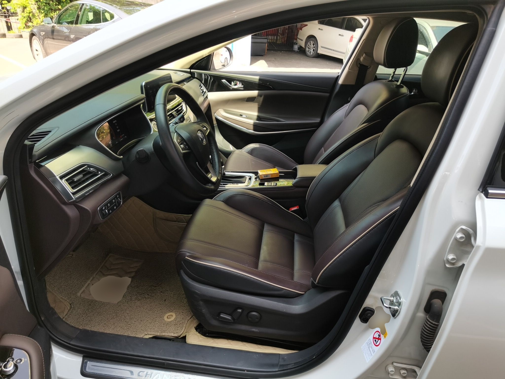 Переднее сиденье в автомобиле