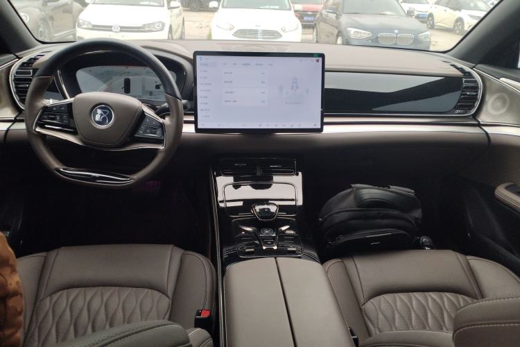 Used BYD Han 2024 EV Glory Edition 506KM Front-Wheel-Drive Premium Model Center Console