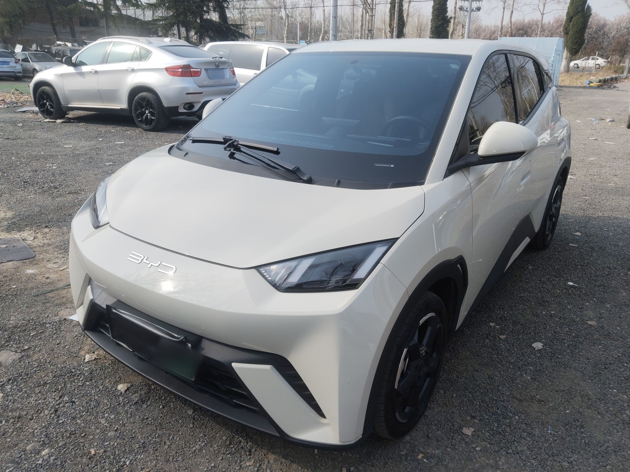 Под передней частью автомобиля