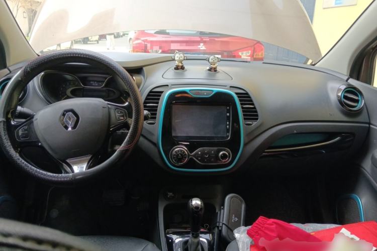 Used Renault Captur 2015 1.2T Automatic Luxury First Edition Center Console