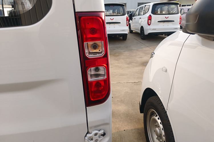 Used Wuling Yangguang 2024 300KM Comfort Version Passenger Van 75kW