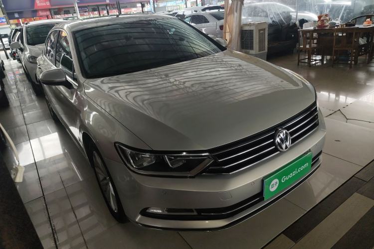 Used Volkswagen Magotan 2017 330TSI DSG Leading Model Front Right 45 Deg