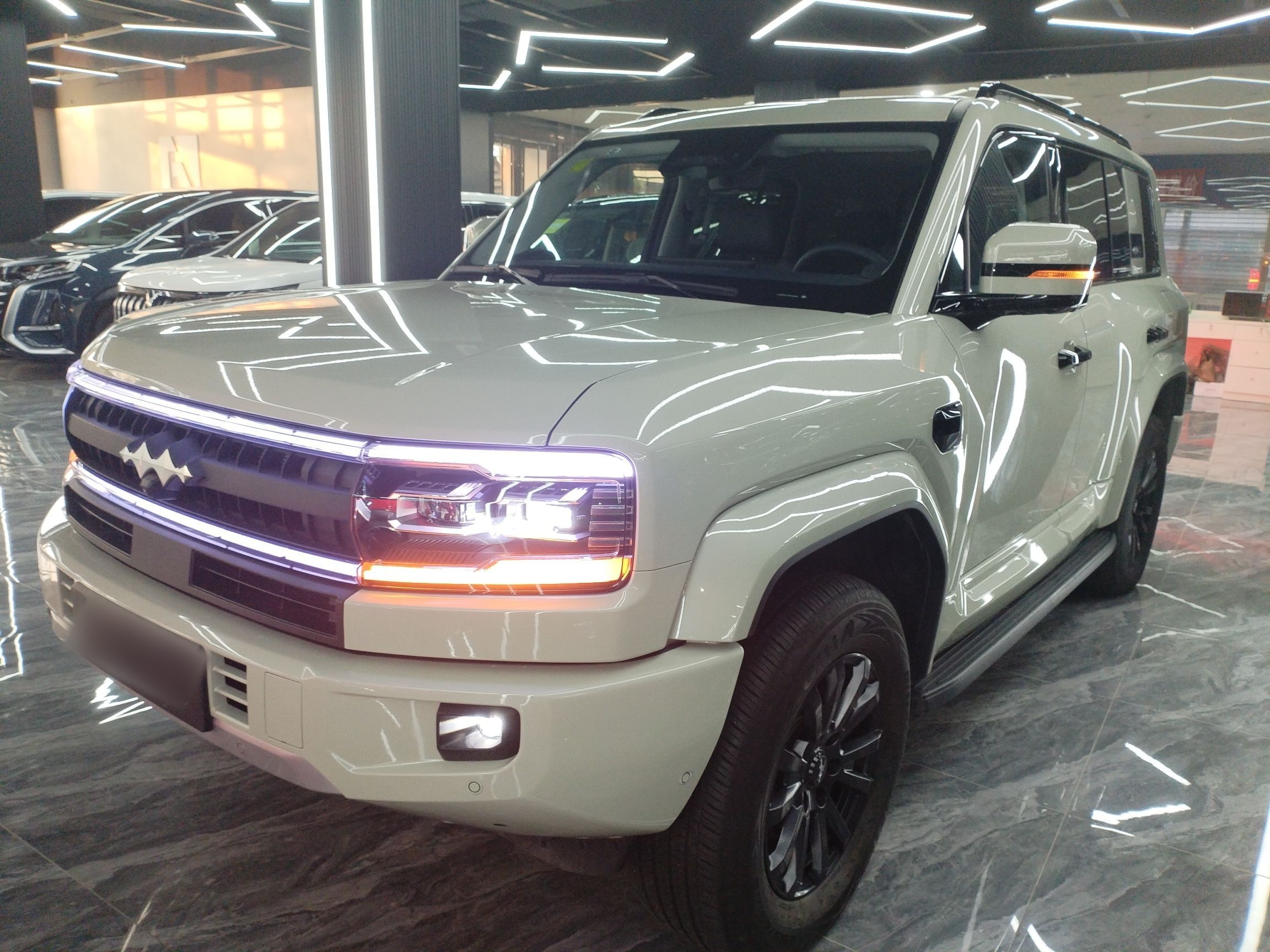 تحت مقدمة السيارة