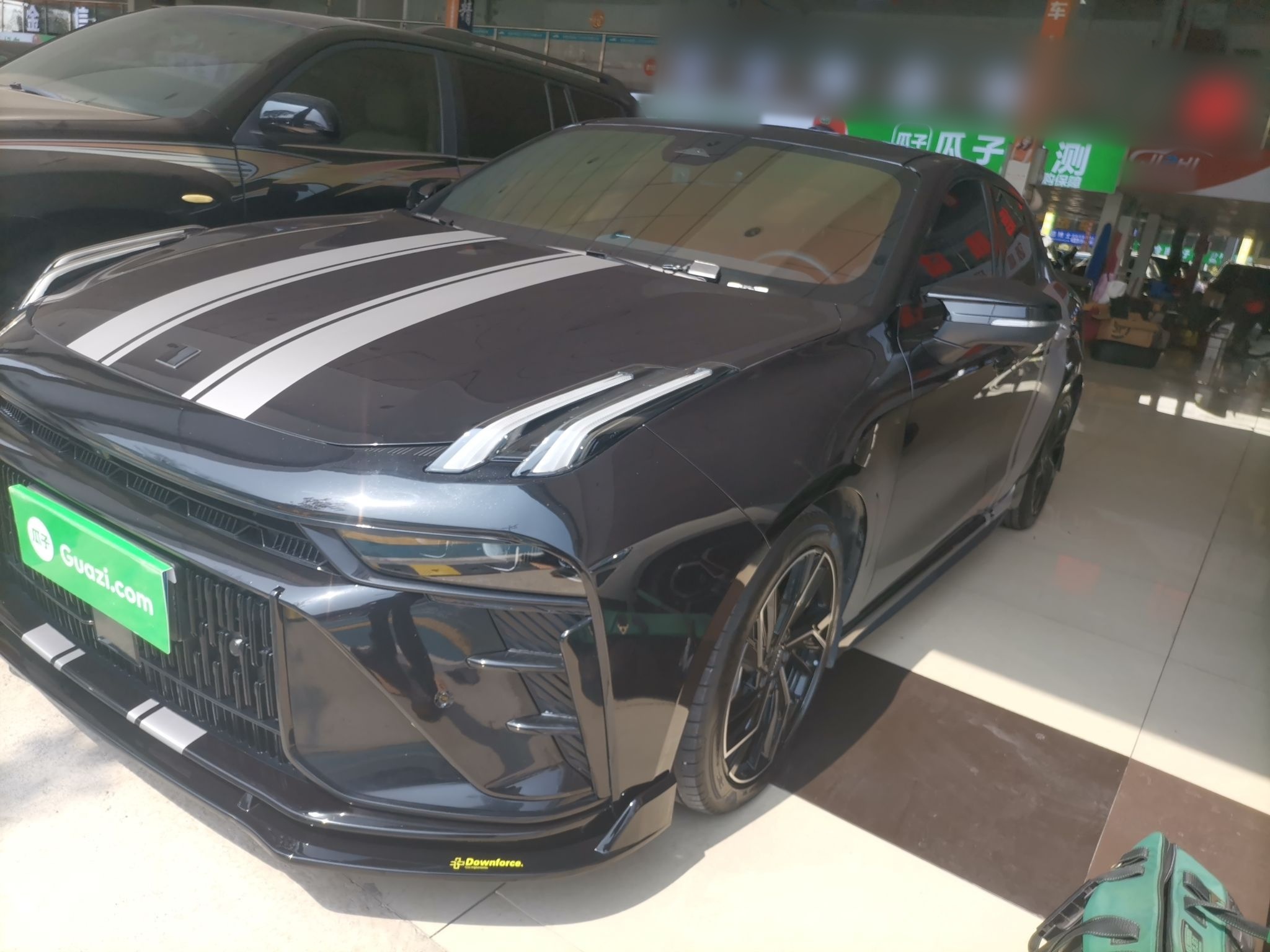 تحت مقدمة السيارة