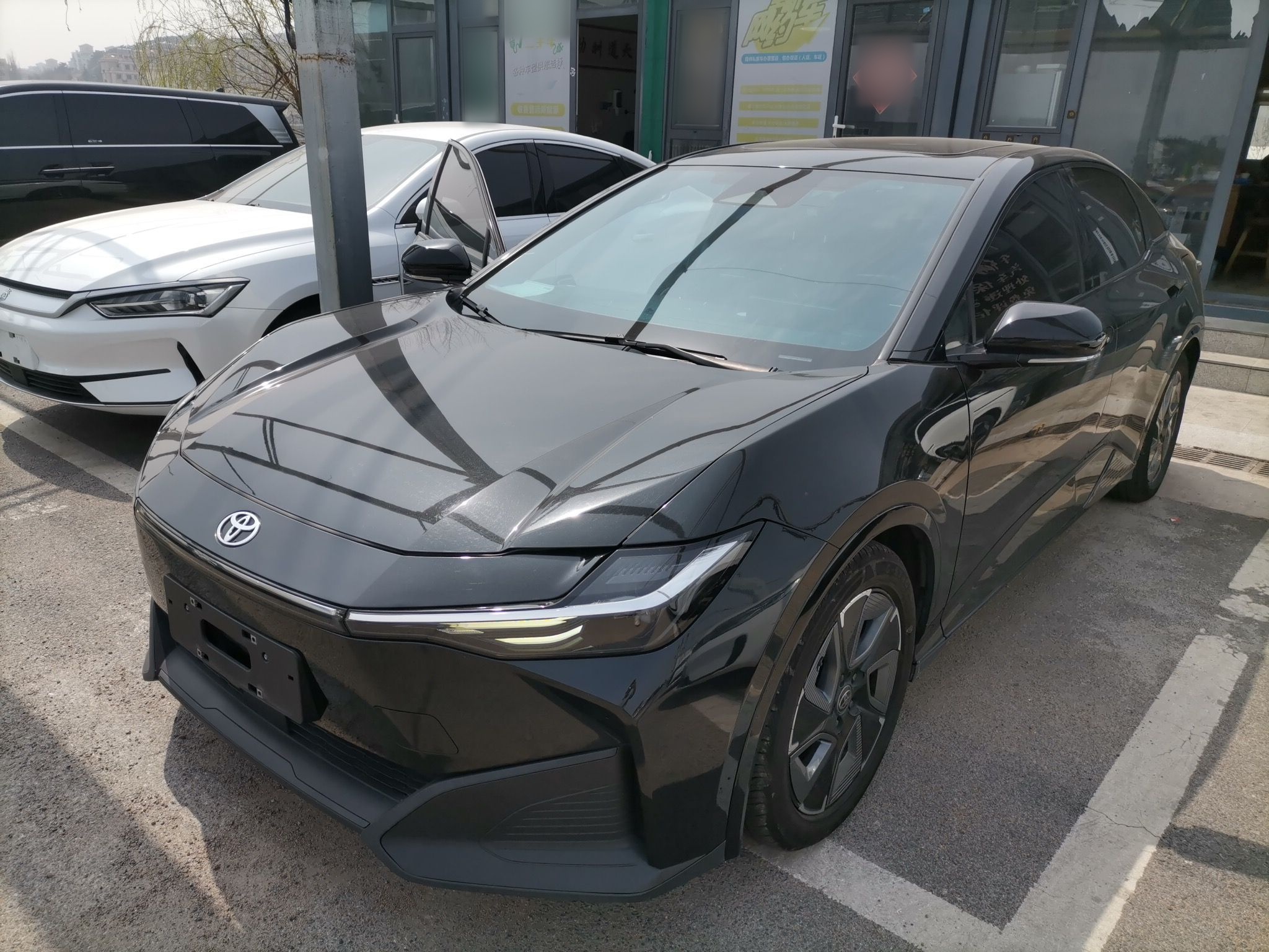 Под передней частью автомобиля