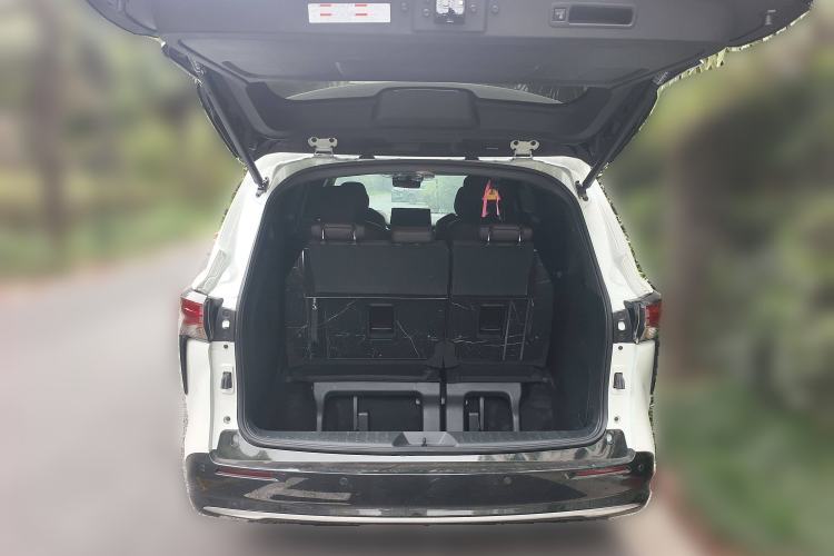 Used Toyota SIENNA 2023 2.5L Hybrid Platinum Edition Trunk