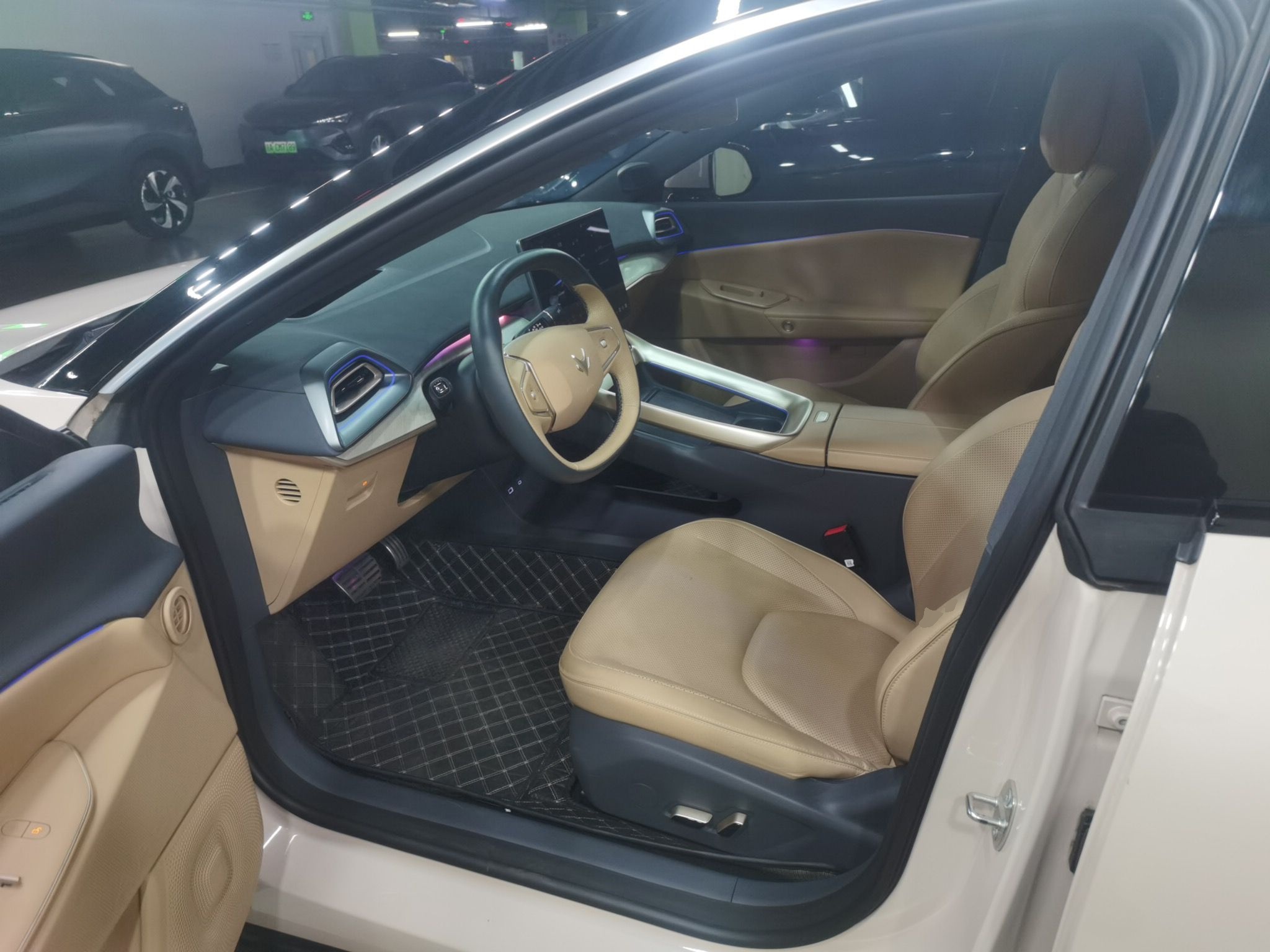 المقاعد الأمامية داخل السيارة