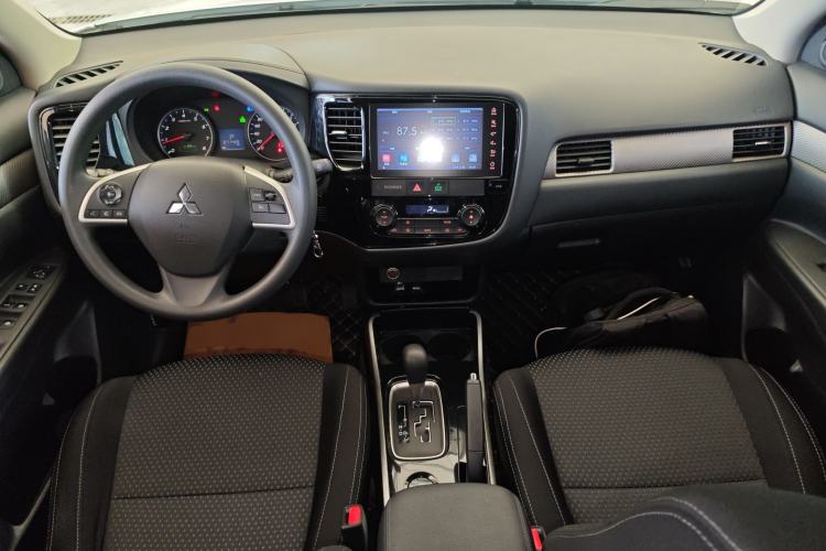 Used Mitsubishi Outlander 2018 2.0L Two-Wheel Drive Fashion Edition 5 Seats Center Console