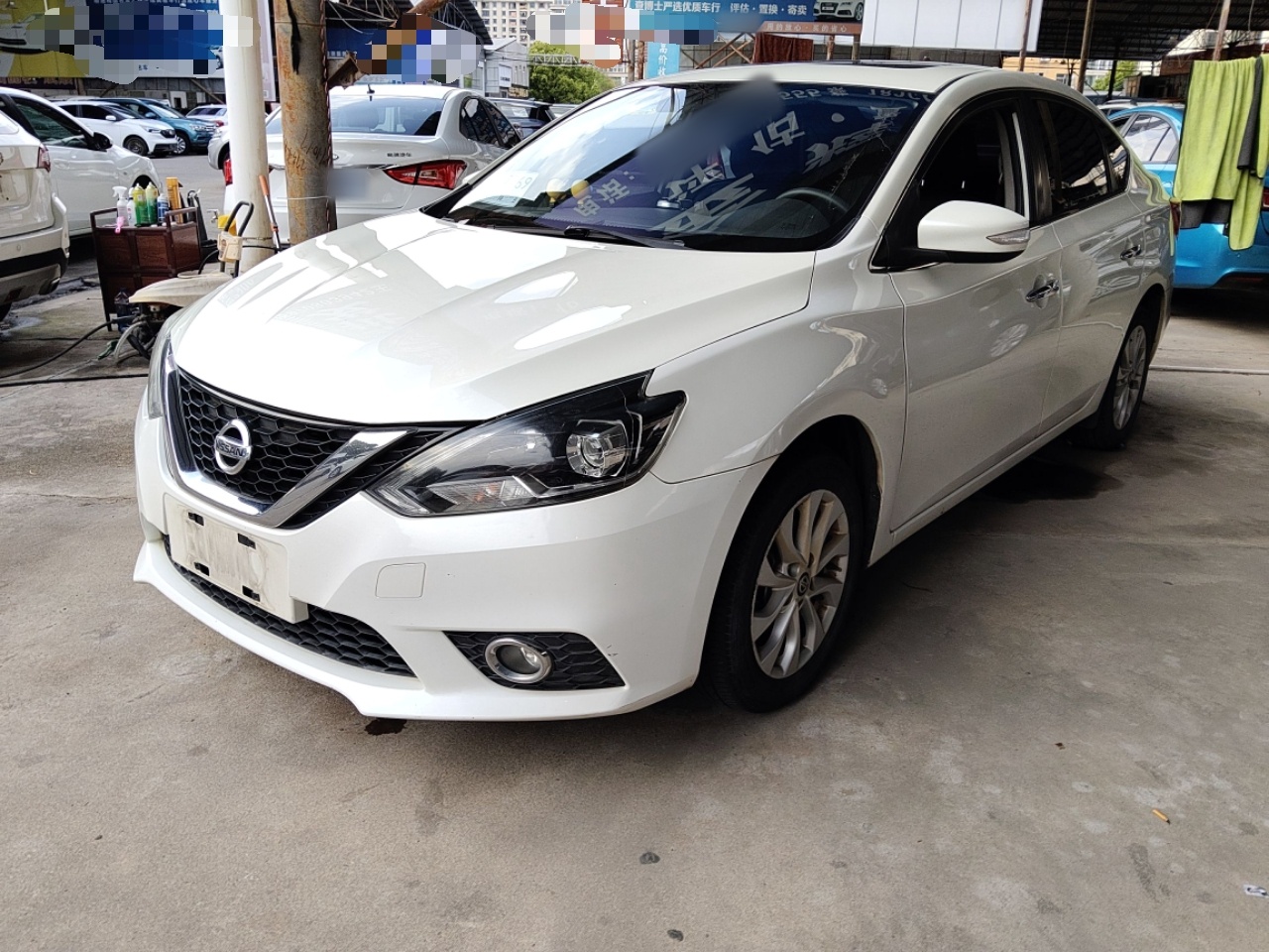 تحت مقدمة السيارة