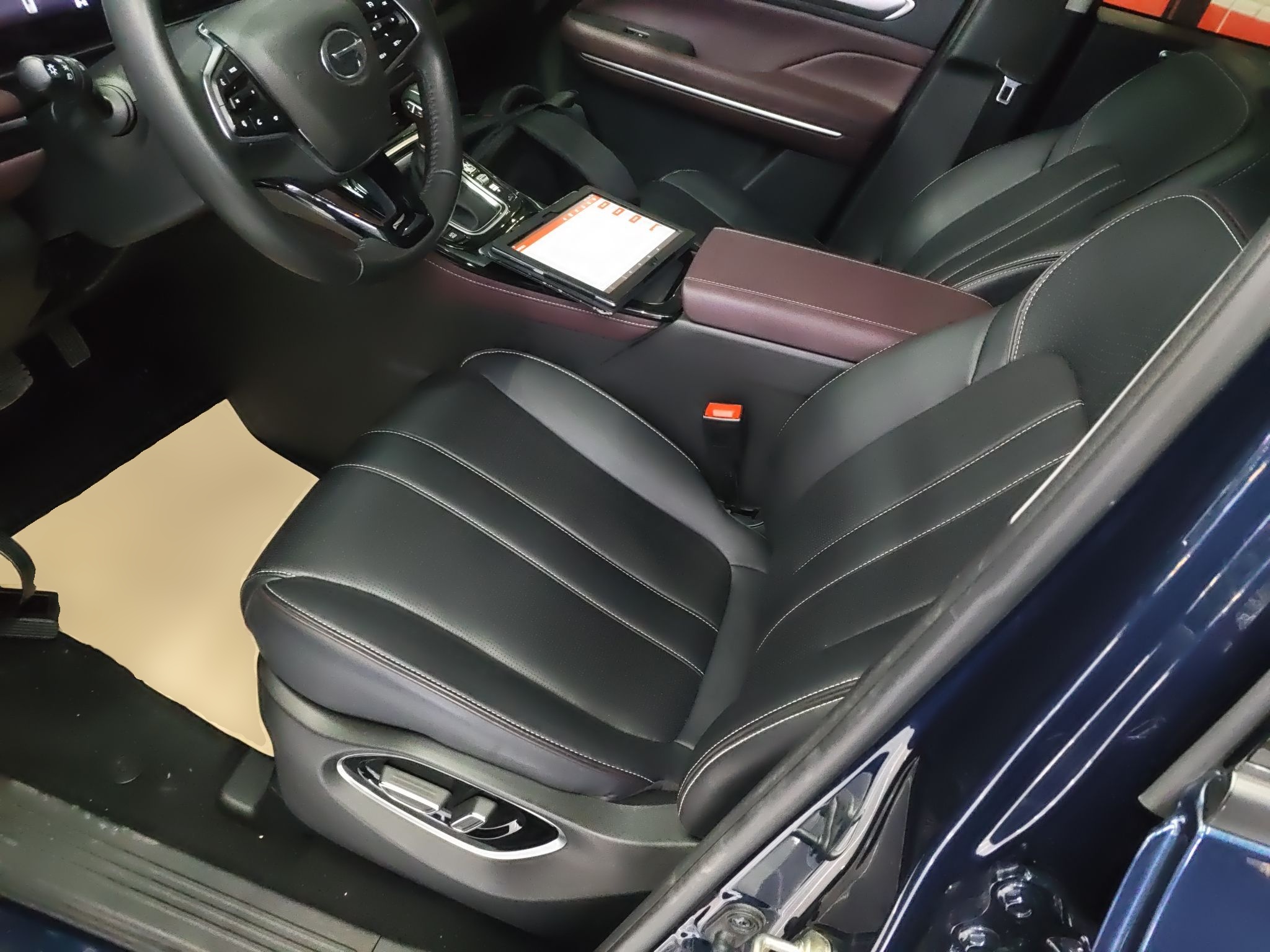 Переднее сиденье в автомобиле