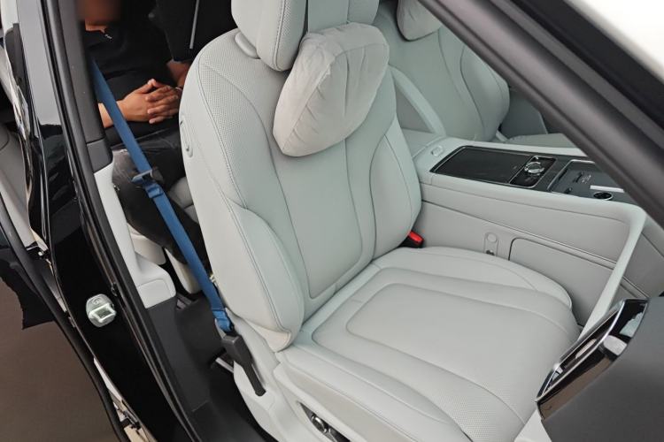 Used Hima AITO M9 2024 Range-Extended Ultra Version 42 kWh 6-Seater Model Right Front Seat