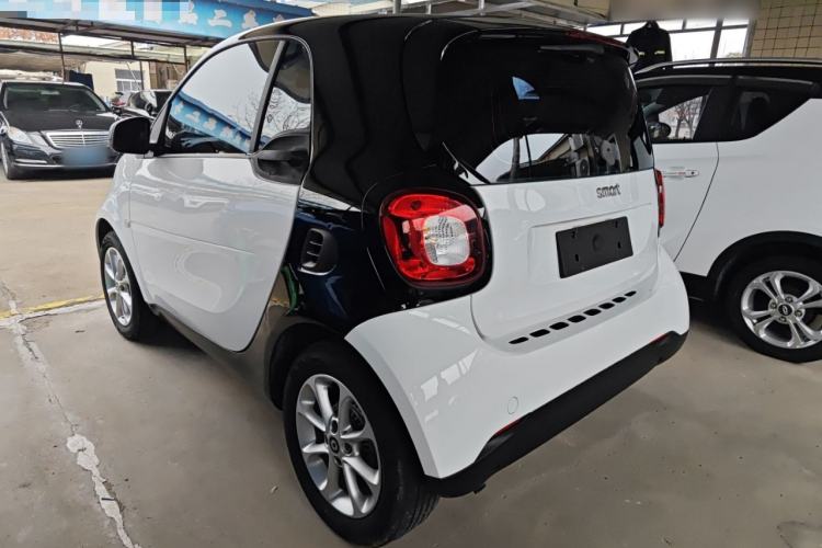 Used smart fortwo 2015 1.0L 52 kW hardtop Dynamic version
