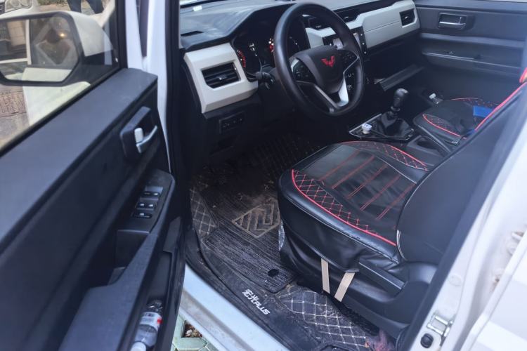 Used Wuling Hongguang PLUS 2020 1.5L Manual Comfort 7-Seater Interior 3