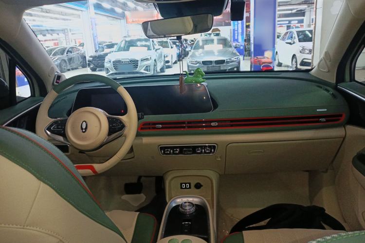 Used ORA Good Cat 2022 Morandi Edition 400km Standard Range Premium Version Lithium-Ion Battery Center Console