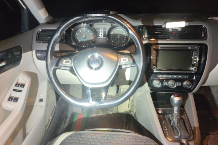 Used Volkswagen Sagitar 2015 230TSI Automatic Luxury Model Steering Wheel