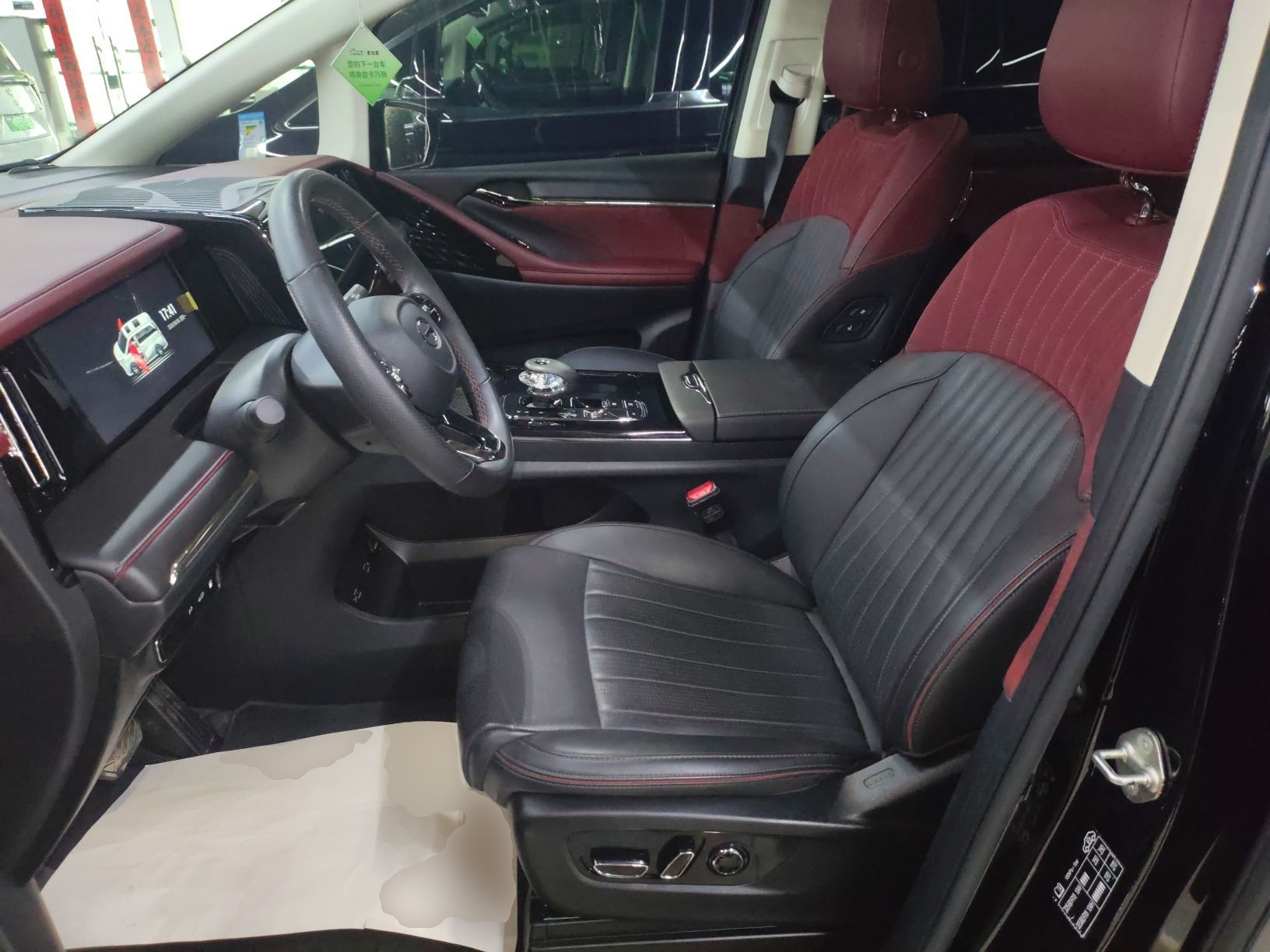 المقاعد الأمامية داخل السيارة