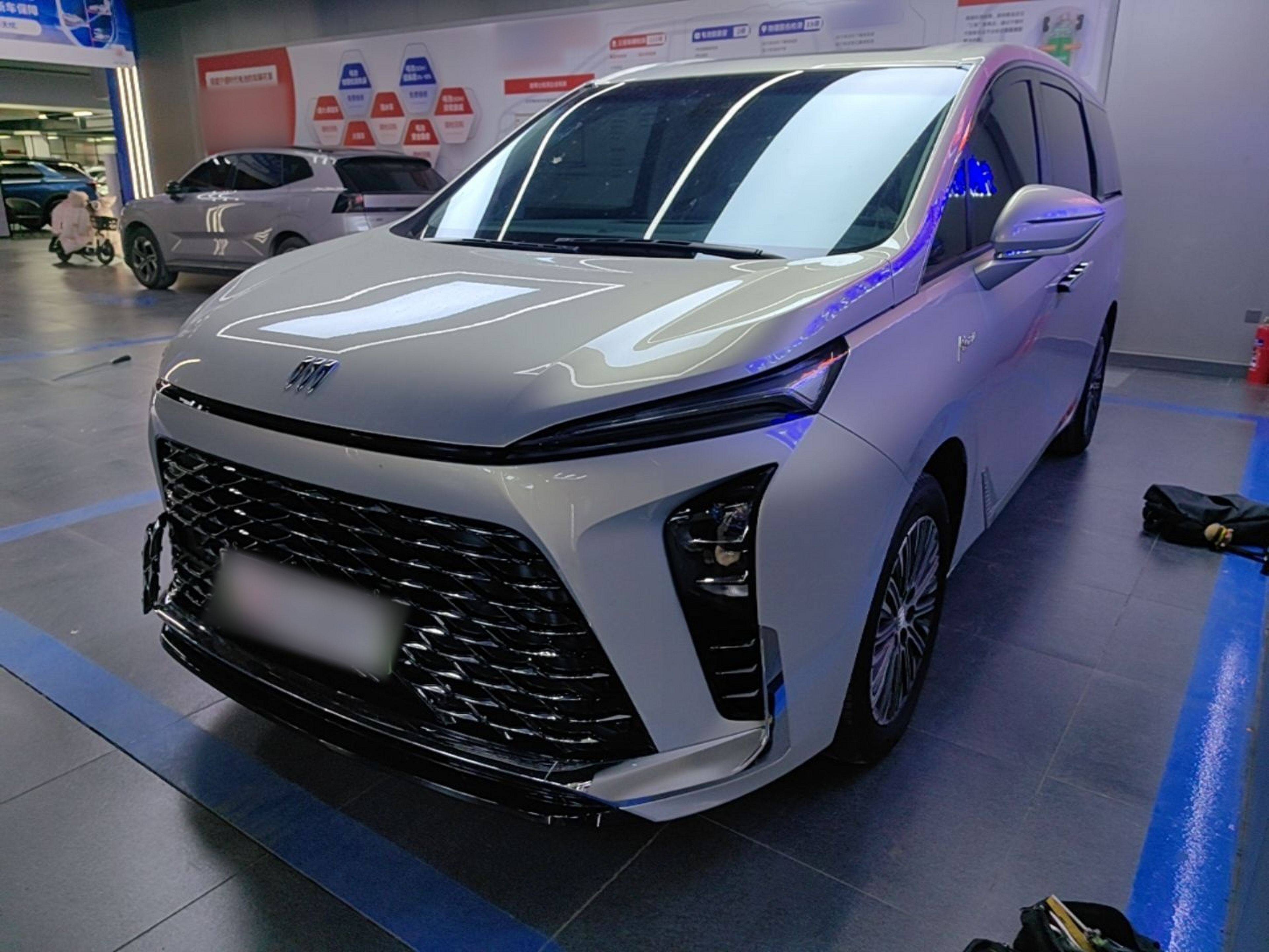 Под передней частью автомобиля