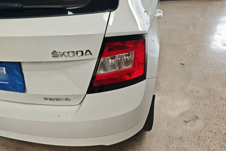 Used Skoda Fabia 2015 1.4L Manual Front-Wheel Drive Model Exterior 2