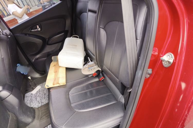 Used Hyundai ix35 2013 2.0L Automatic Two-Wheel Drive Smart GLS China IV Standard Interior 4