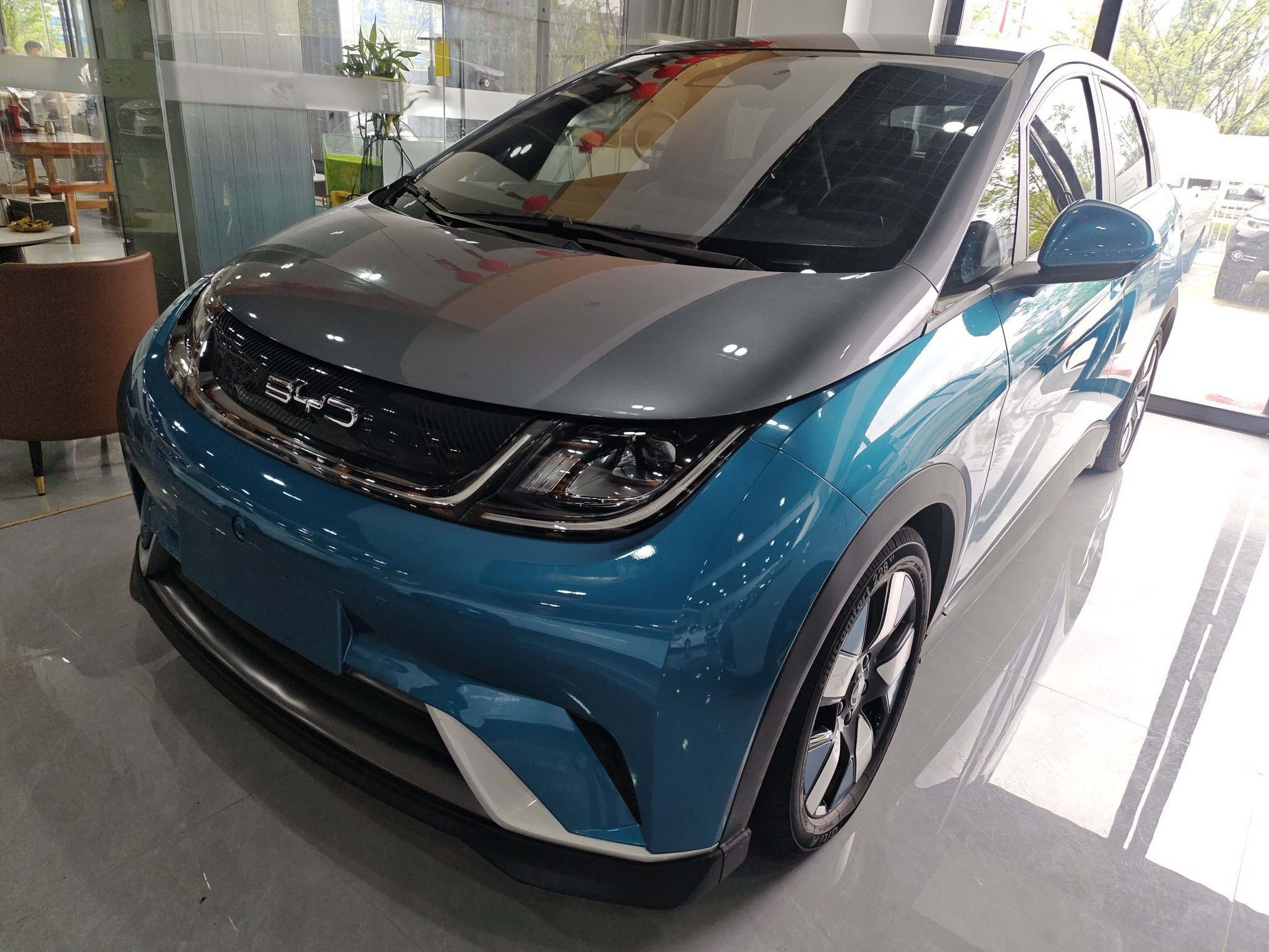 تحت مقدمة السيارة