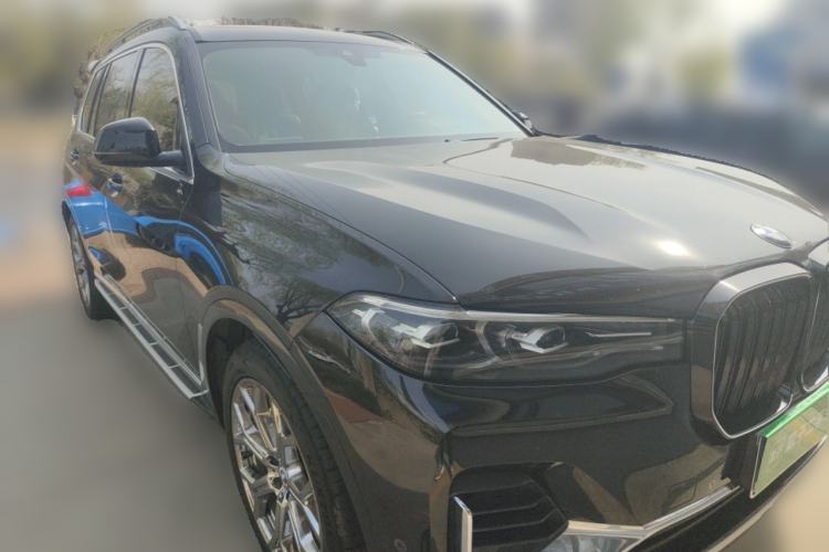 Used BMW X7 2020 xDrive40i Luxury Package with Leading Features Front Right 45 Deg