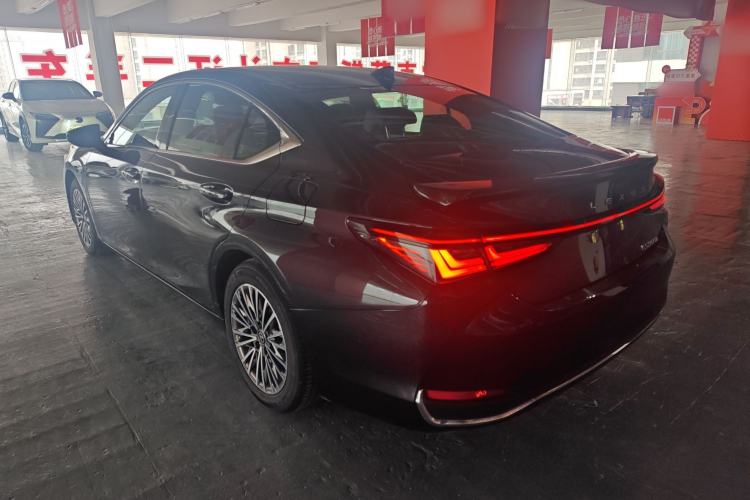 Used Lexus ES 2025 300h Deluxe Edition
