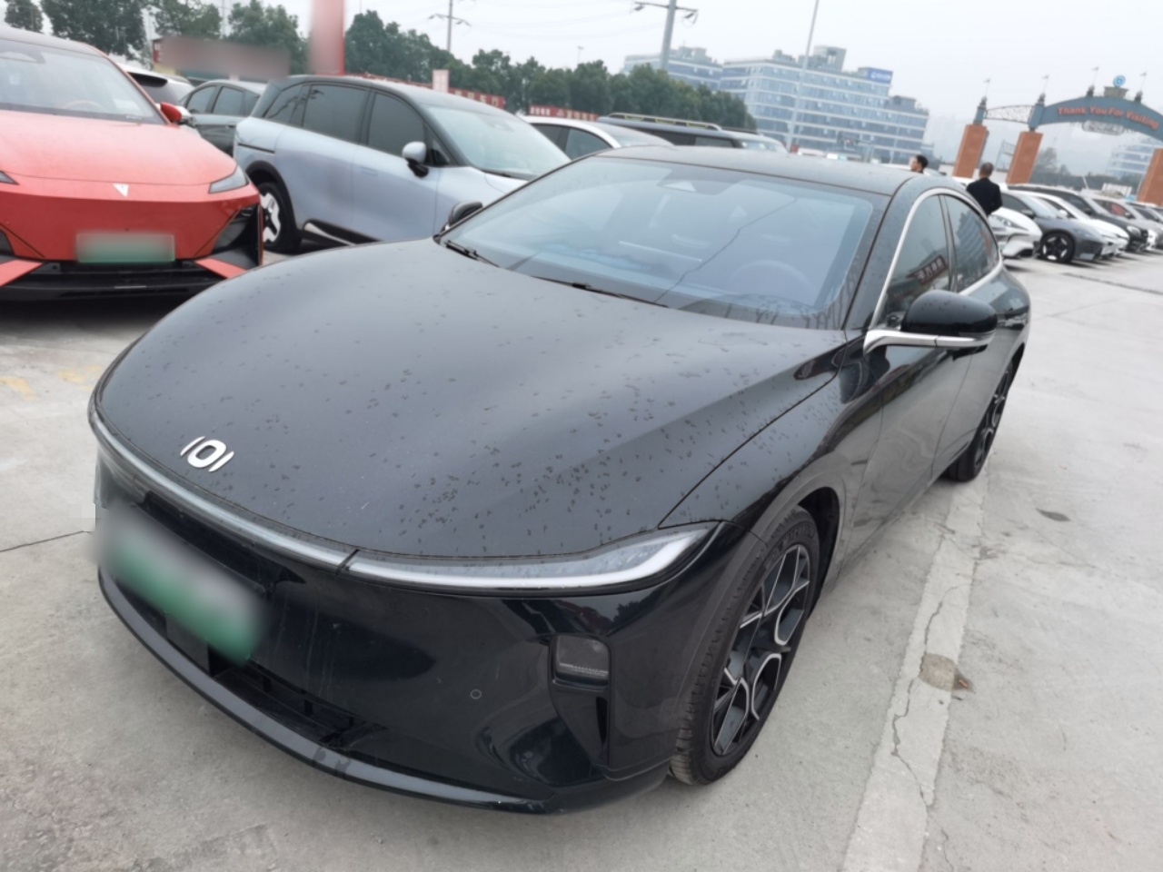 Под передней частью автомобиля