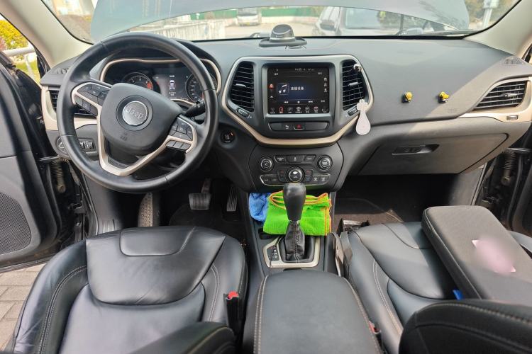 Used Jeep Cherokee 2016 2.0L Superior Edition
