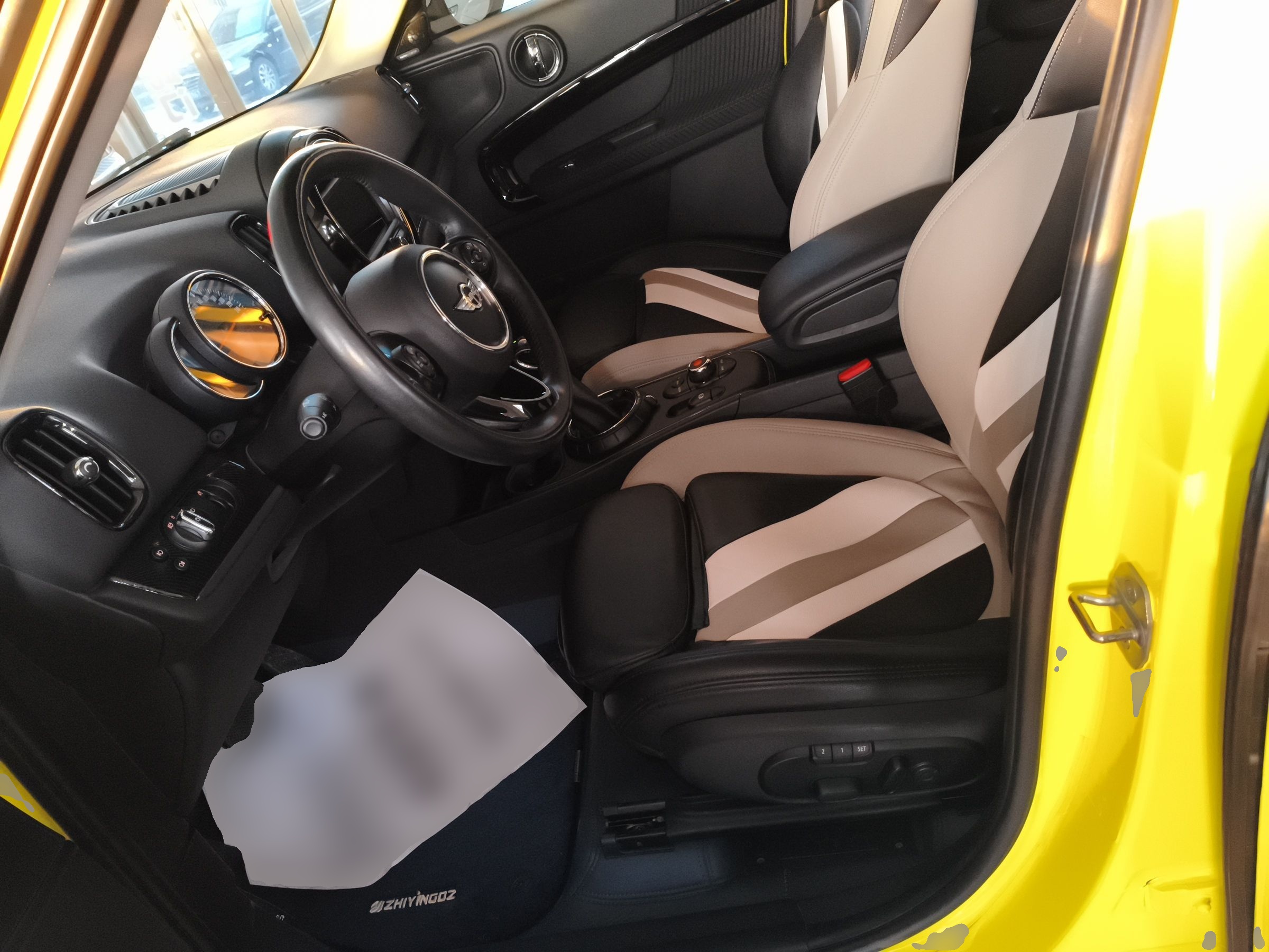 المقاعد الأمامية داخل السيارة