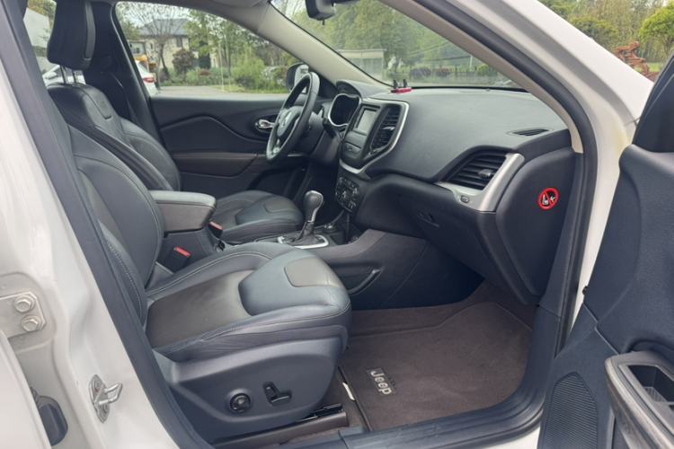 Used Jeep Cherokee 2016 2.4L Professional Edition Interior 1