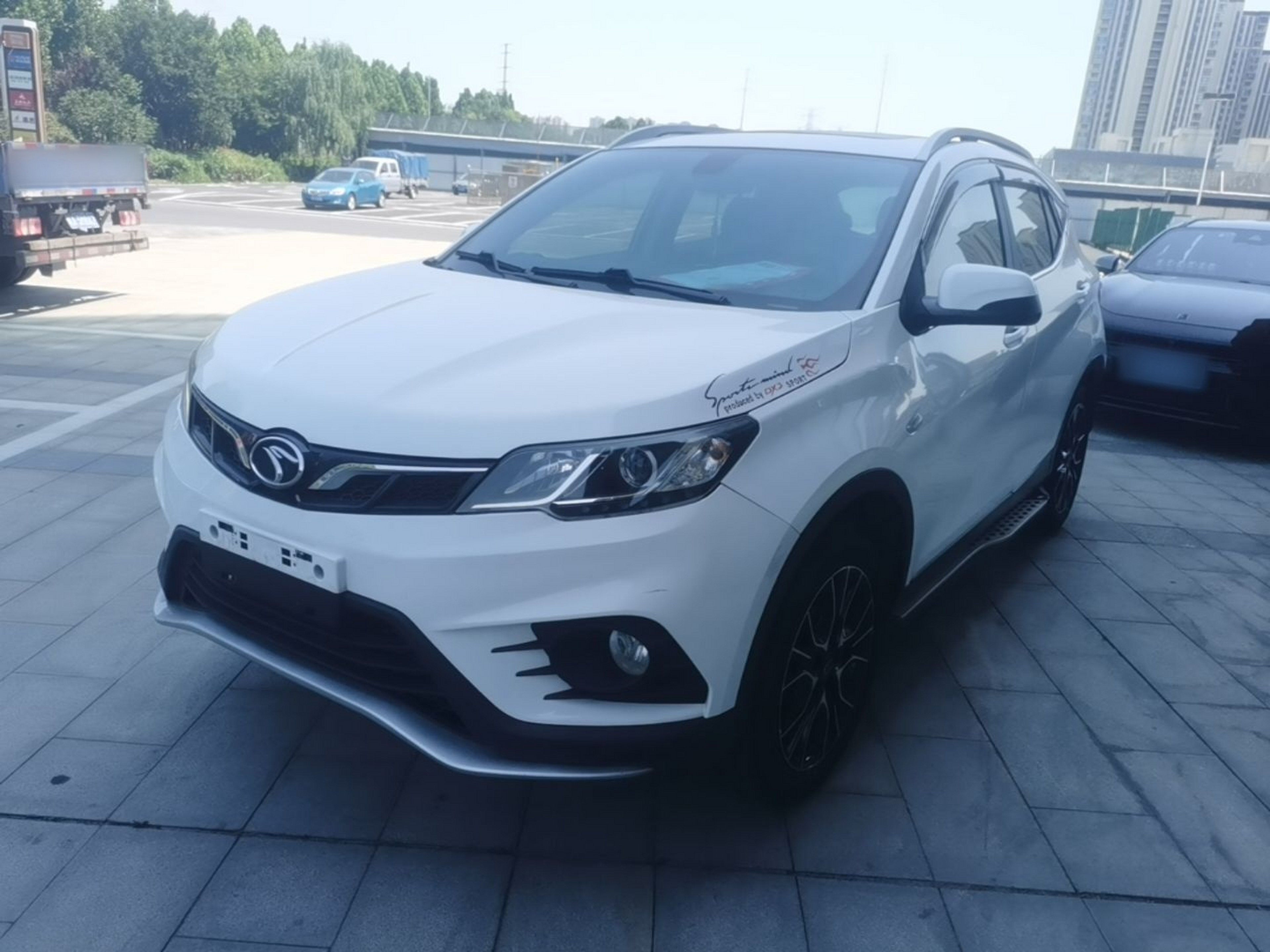 Под передней частью автомобиля